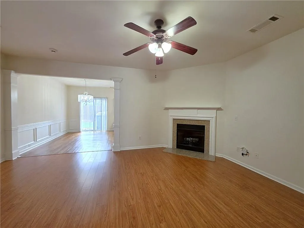 3 bed, 2.5 bath, 1696 sqft, $2,100 — Photo 4