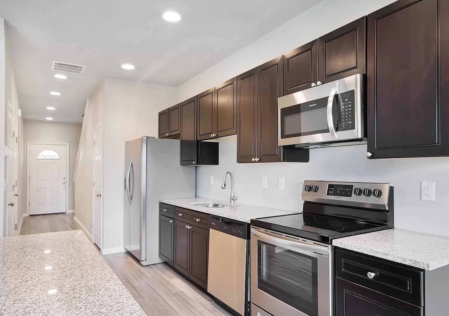 Fabulous 3 bed, 2.5 bath townhome with 1 car garage — Photo 3