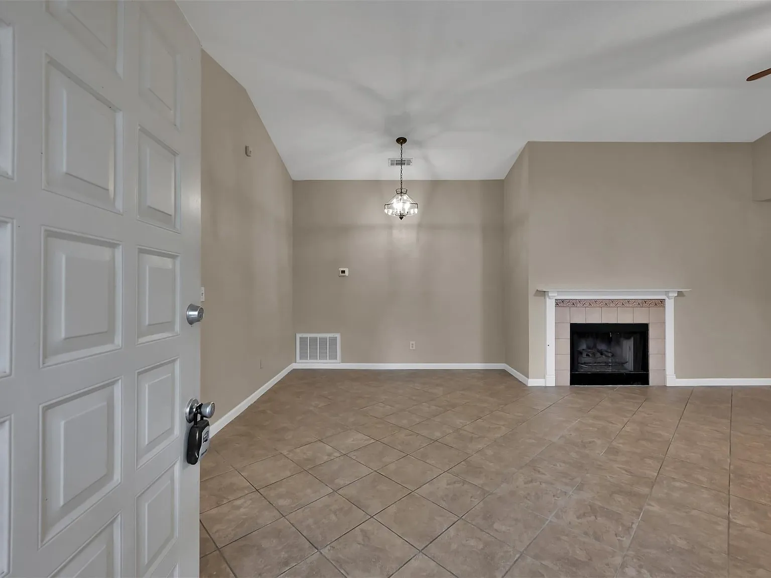 3 bed, 1309 sqft, $2,000 — Photo 3