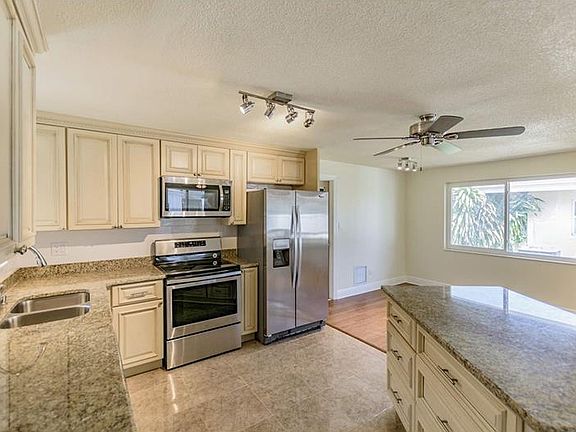 4th image of 1339 Windsor Dr