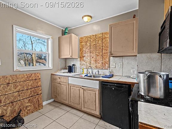 3rd image of 16524 Pierson St