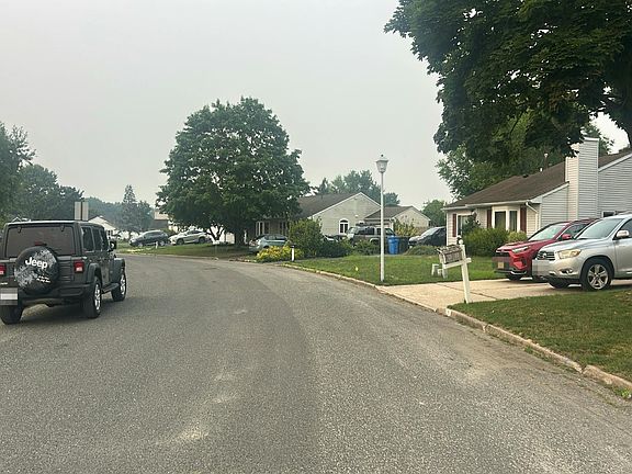 5th image of 17 Williamsburg Dr