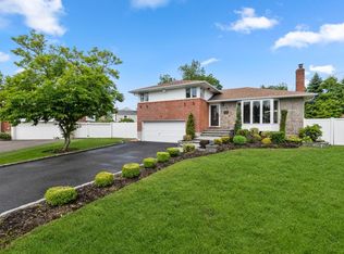 9 Bart Ct, Plainview, NY 11803