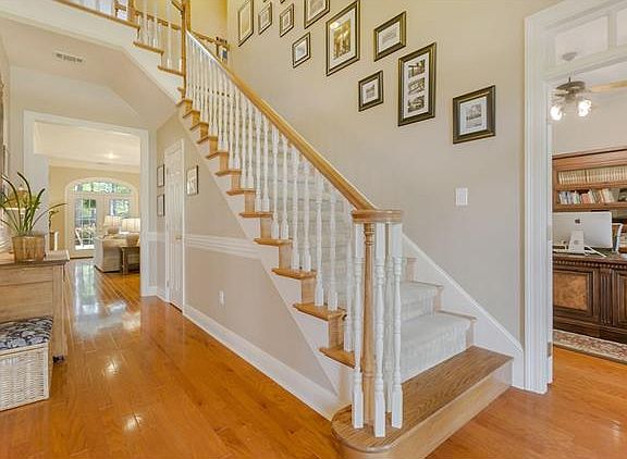 3rd image of 127 Fontainbleau Dr