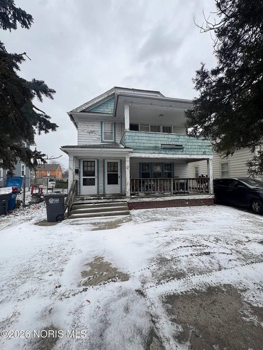 681 Thomas St photo 1