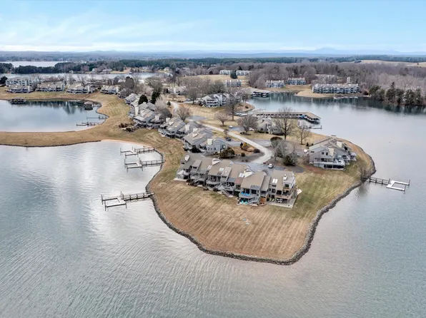 278 Peninsula Point Dr, Moneta, VA 24121