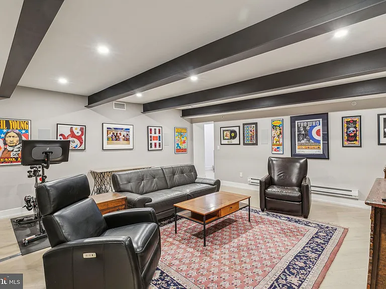 527 Brown St — Photo 35