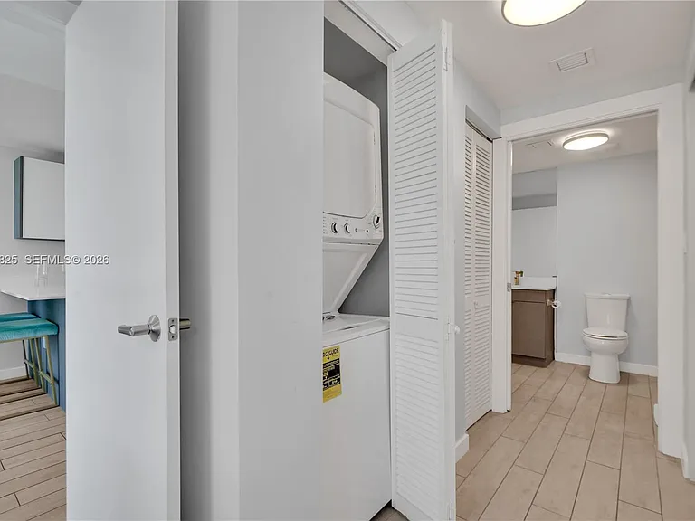 321 NE 26th St #816 — Photo 11