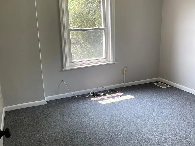 215 Chapel Ave — Photo 4