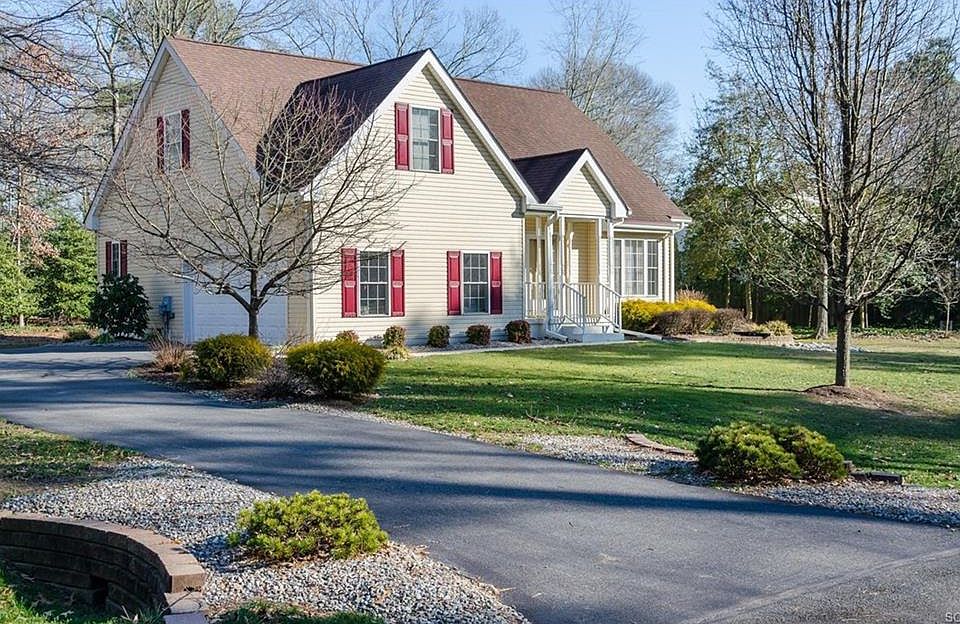 1st image of 4 Deerfield Dr