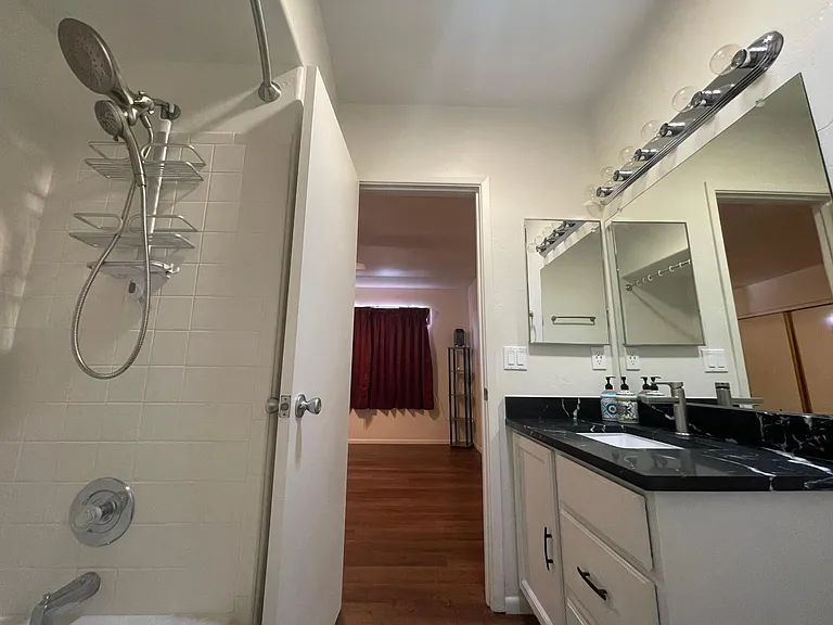 Upstair bathroom 2