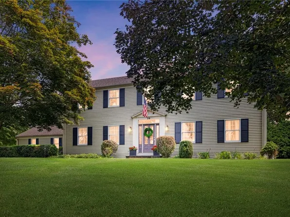 39 Applewood Rd, Cranston, RI 02920