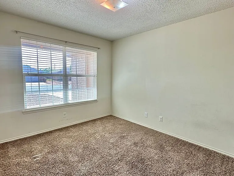 1206 Elmo Ln — Photo 15