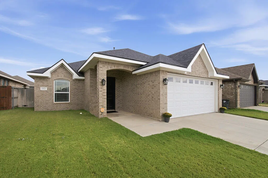 3 bed, 2.0 bath, 1731 sqft, $2,950 — Photo 3