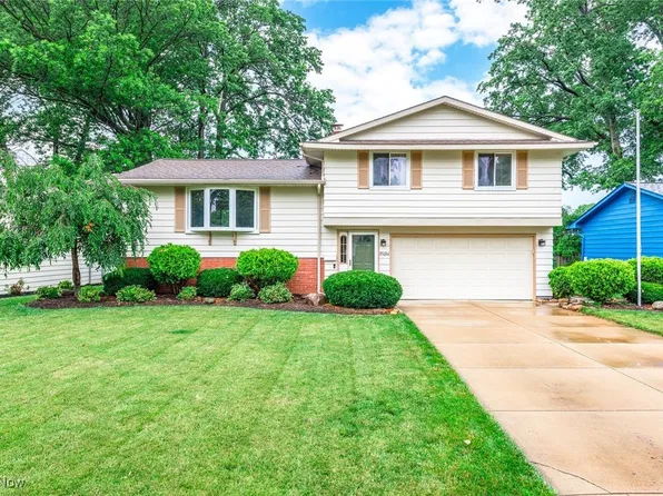 25094 Doe Dr, North Olmsted, OH 44070