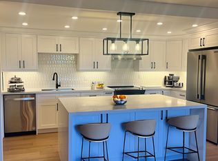 1535 Lakeshore Rd E #304, Mississauga, ON L5E 3E2