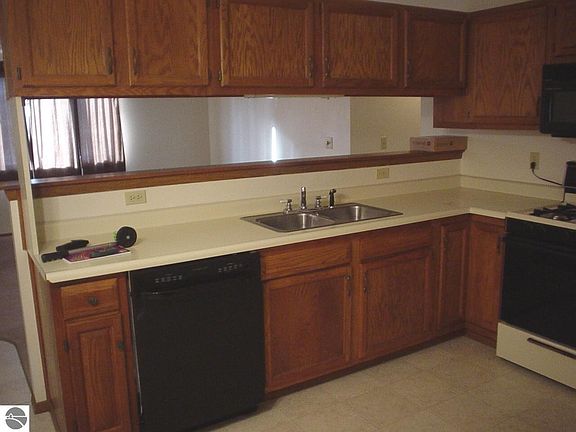 4th image of 3060 Elm Dr
