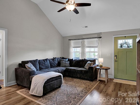 4th image of 2979 Greenleaf Rd