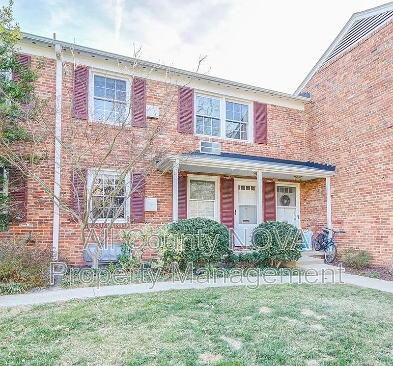 Photo 2 of 25 - 127 Talbott St #127 - Rockville, MD Building Photo - 127 Talbott St #127