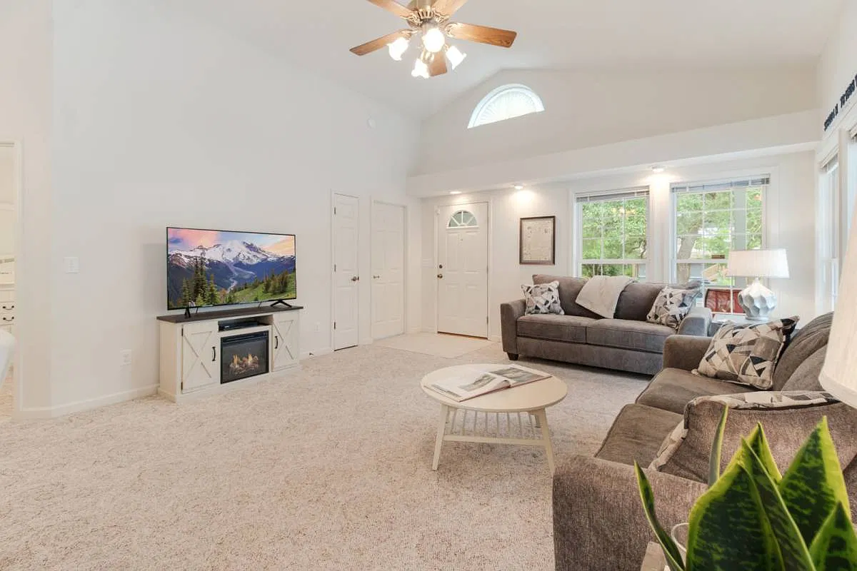 3 bed, 1536 sqft, $2,240 — Photo 2