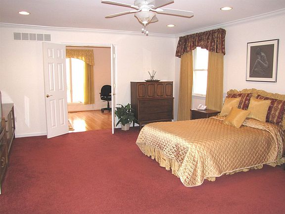 Master bedroom w/sitting room