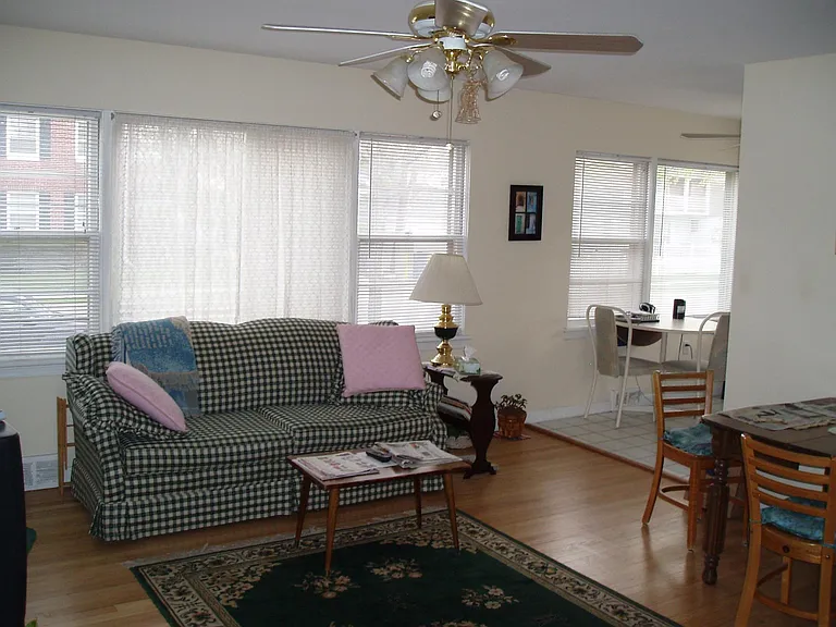 5211 N Santa Monica Blvd — Photo 4
