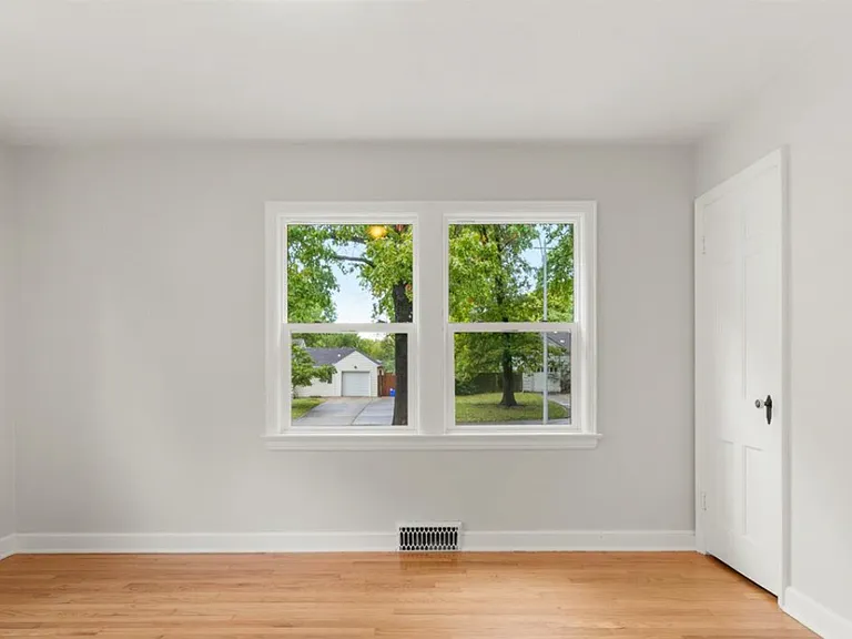 1009 W 77th St — Photo 19