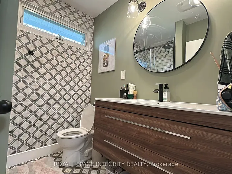 870 Claude St — Photo 9