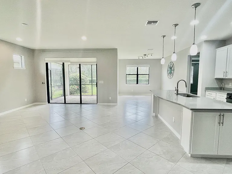 540 SE Monet Dr — Photo 13