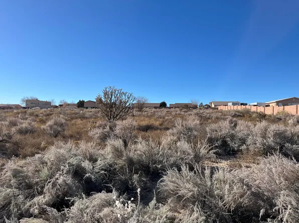 517 8th St NE, Rio Rancho, NM 87124