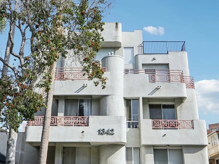 Detroit Luxe Apartments — Photo 7