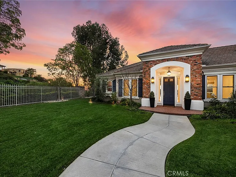 2309 Skyline Dr — Photo 3