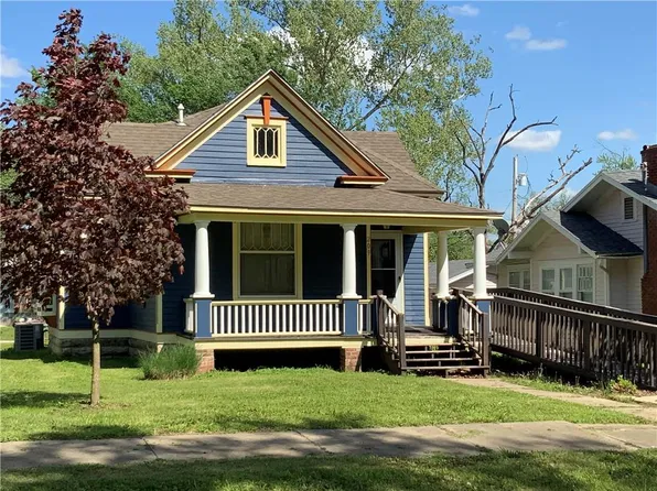 209 S Oak St, Iola, KS 66749