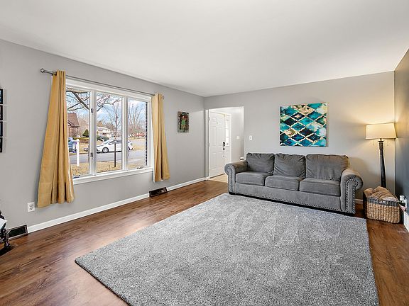 3rd image of 1520 Southhampton Dr