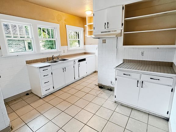 2nd image of 1329 Yates Ave