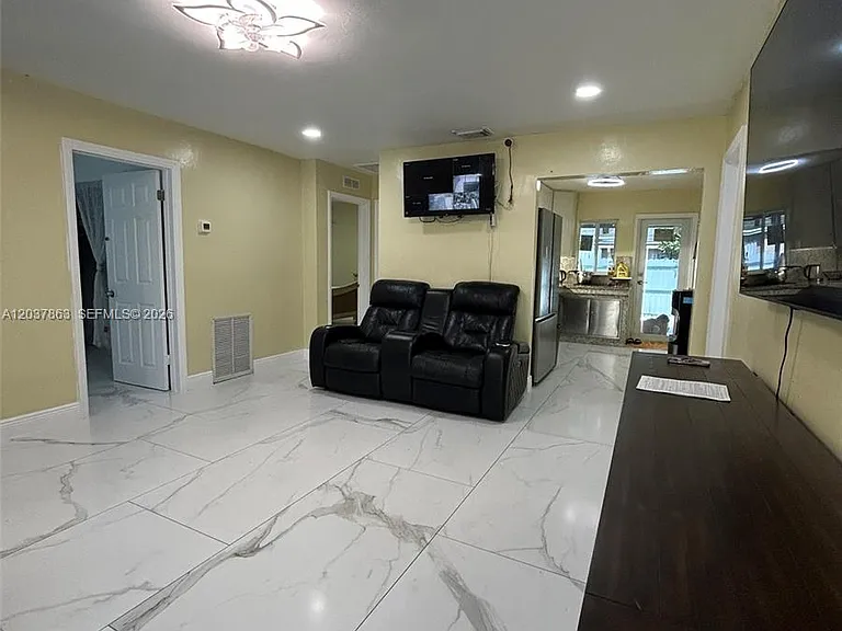 5157 NE 5th Ave — Photo 3
