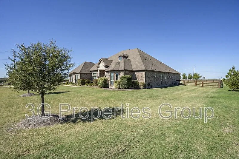 4 bed, 3.5 bath, 4351 sqft, $4,995 — Photo 2