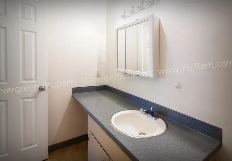 2034-2036 W Plum St — Photo 15