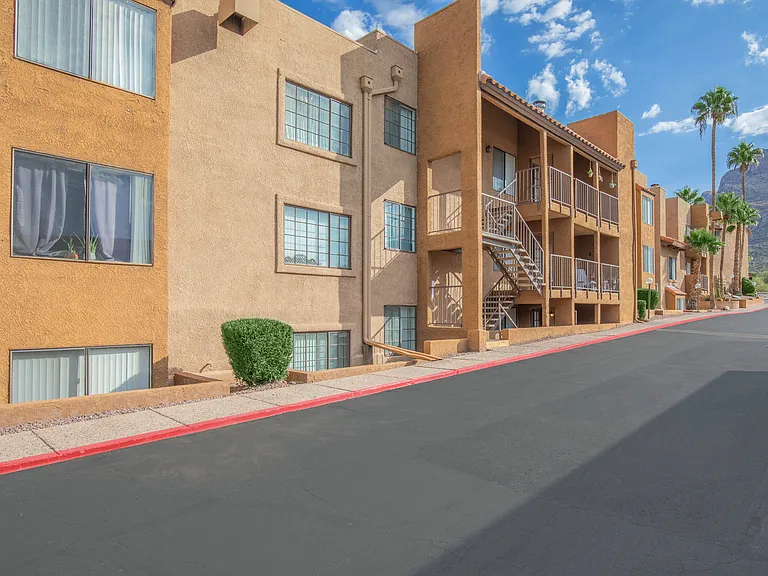 Catalina Crossing Apartments — Photo 15