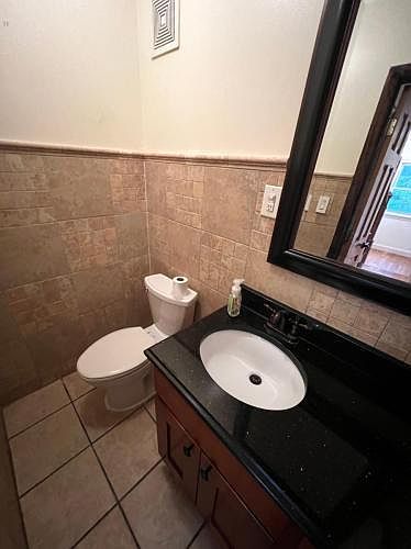 1st image of 831 Wilcox Ave