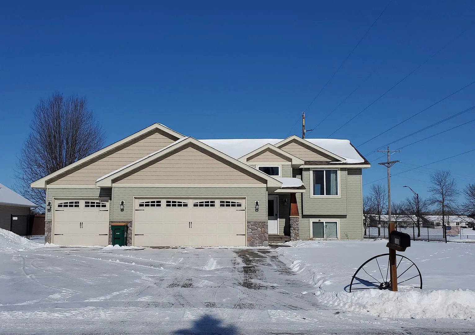 4 Bedroom 2 Bathroom house in New Richmond — Photo 1