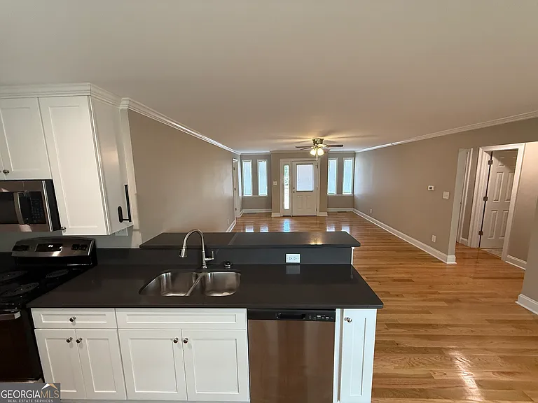 657 Athens St — Photo 5