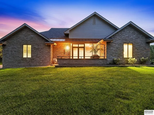 21428 Hickory St, Elkhorn, NE 68022