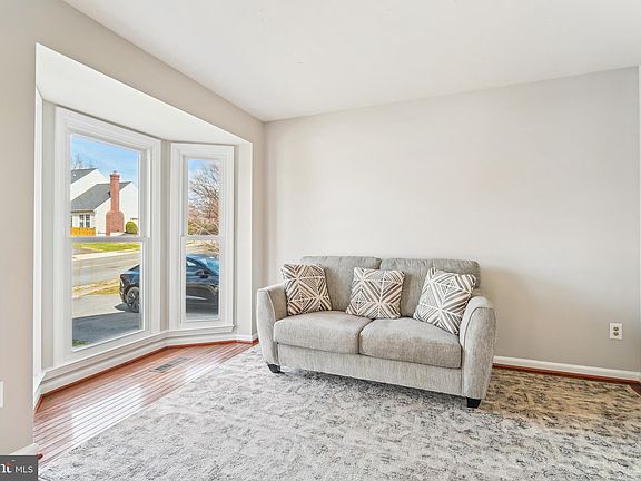 3rd image of 1305 Summerfield Dr