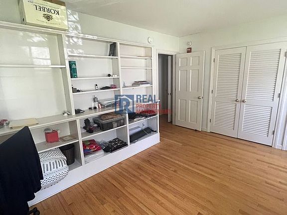 3rd image of 9 Willow Spring Cir