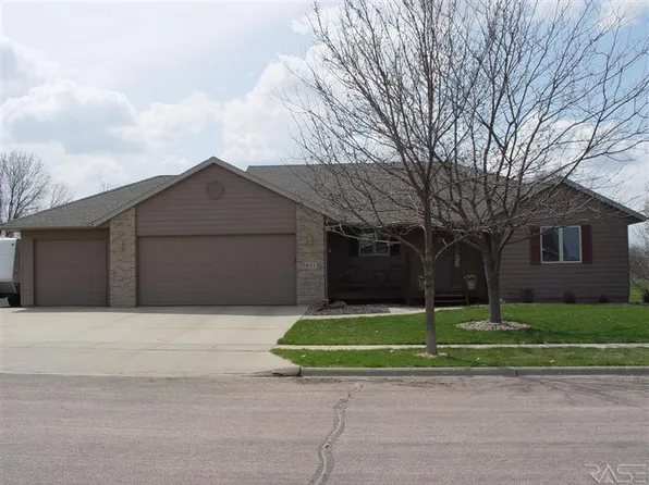 601 Sagehorn Dr, Hartford, SD 57033