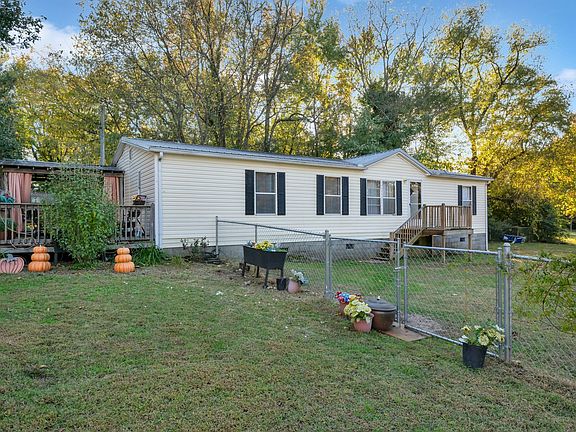 3rd image of 944 Deason Rd