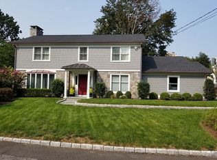 2 Perry Pl, Riverside, CT 06878