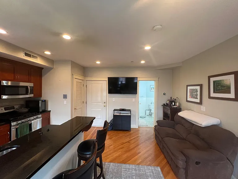 469 Hanover St #5F — Photo 3