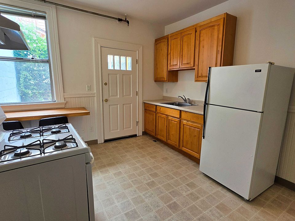 1st image of 454 Clementina St